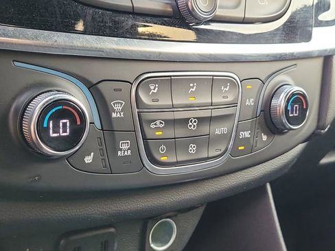 Certified 2023 Chevrolet Traverse LT FWD image 35