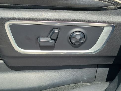 Used 2019 RAM 1500 Laramie AWD/4WD image 12
