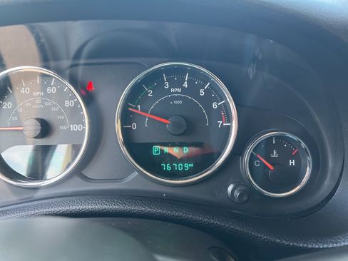 Used 2016 Jeep Wrangler Unlimited Rubicon w/ Connectivity Group image 10