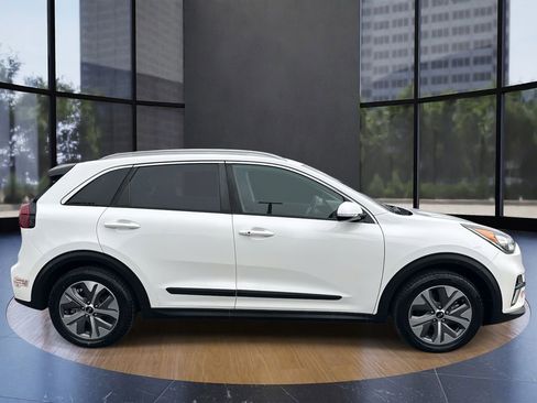 Used 2019 Kia Niro EX image 2