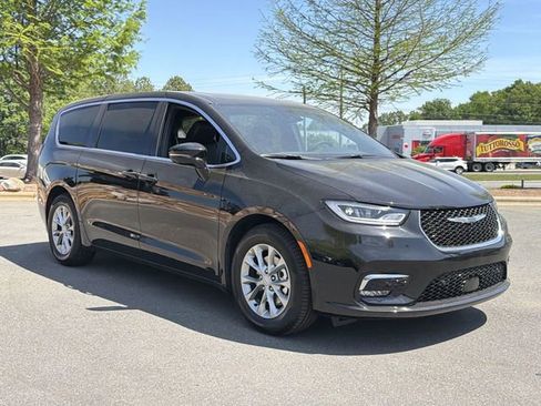 New 2026 Chrysler Pacifica Limited image 14