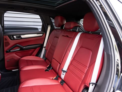 Certified 2023 Porsche Cayenne S Platinum AWD/4WD image 26