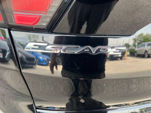 Used 2017 Ford Escape Titanium w/ Equipment Group 301A AWD/4WD image 33