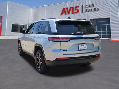 Used 2025 Jeep Grand Cherokee Altitude AWD/4WD image 3