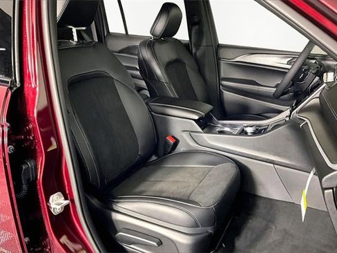 New 2025 Jeep Grand Cherokee Laredo image 12