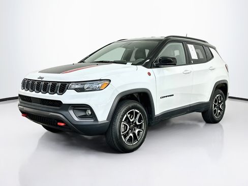 Used 2025 Jeep Compass Trailhawk AWD/4WD image 3