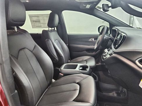 New 2026 Chrysler Pacifica Select FWD image 33