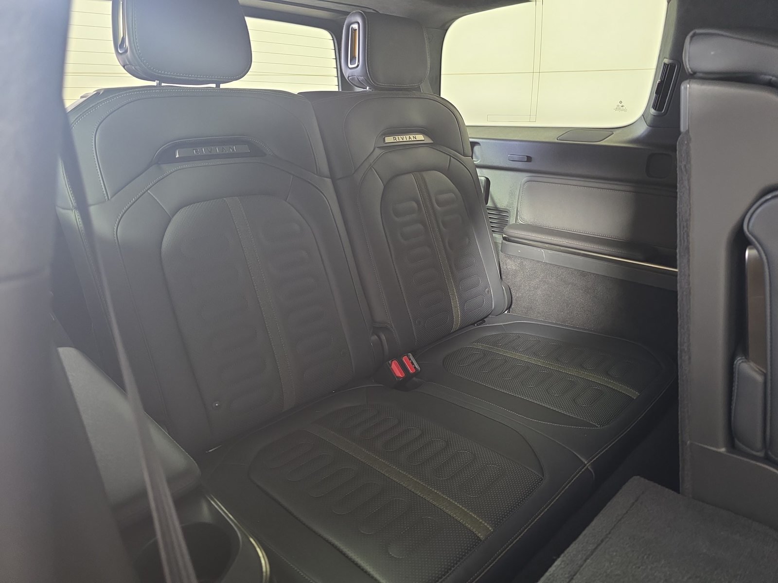 Used 2025 Rivian R1S Adventure Dual AWD/4WD image 25
