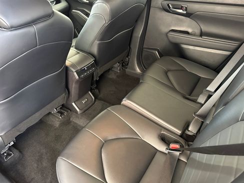 Used 2024 Toyota Highlander XLE FWD image 27