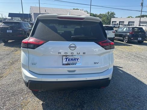 Used 2024 Nissan Rogue SV FWD image 2