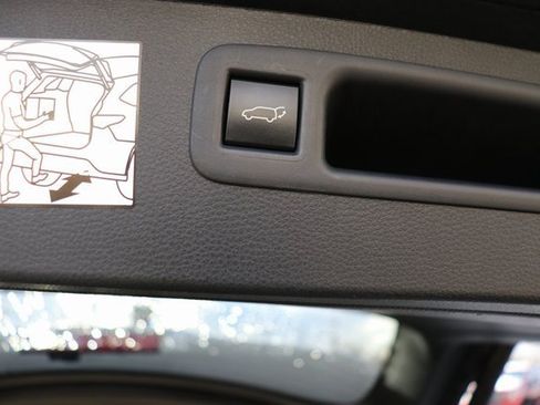 Used 2023 Toyota Highlander L image 13