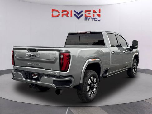 Used 2024 GMC Sierra 3500 Denali Ultimate AWD/4WD image 4