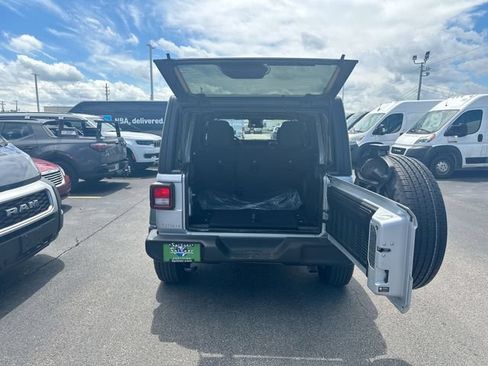 Used 2024 Jeep Wrangler Unlimited Sport AWD/4WD image 24