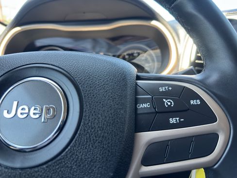 Used 2017 Jeep Cherokee Latitude FWD image 11