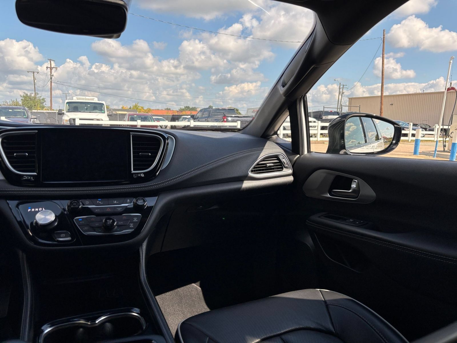 Used 2025 Chrysler Pacifica Limited FWD image 38
