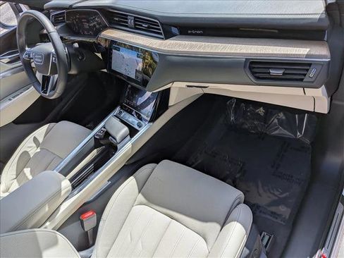 Used 2024 Audi Q8 e-tron Prestige image 23