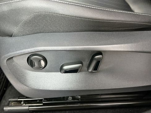 Certified 2022 Volkswagen Tiguan SE w/ Panoramic Sunroof Package image 17