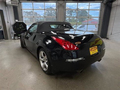 Used 2006 Nissan 350Z Grand Touring RWD image 3