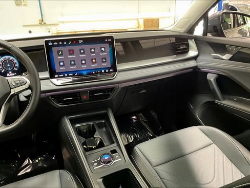 Used 2025 Volkswagen Tiguan SE w/ Panoramic Sunroof Package image 8