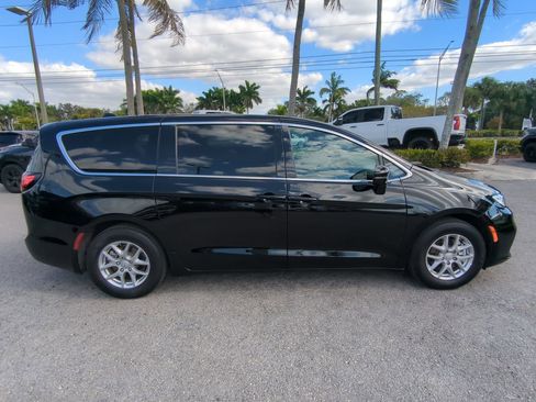 Used 2025 Chrysler Pacifica Select image 4