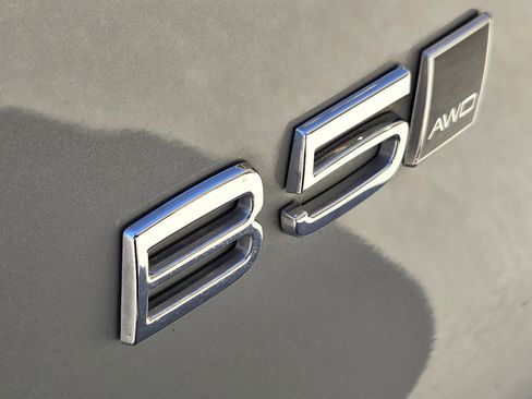 Used 2024 Volvo XC40 B5 Ultimate w/ Protection Package Premier image 19