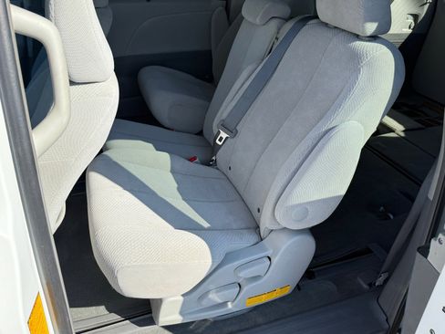 Used 2014 Toyota Sienna LE image 16