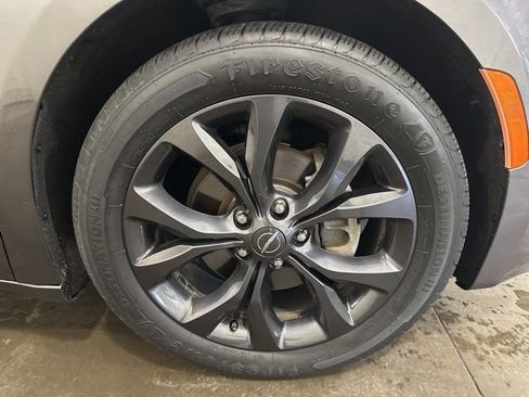 Used 2020 Chrysler Pacifica Touring-L w/ S Appearance Package image 35