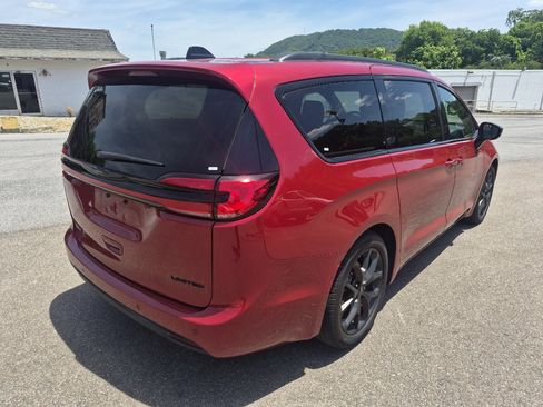 Used 2025 Chrysler Pacifica Limited FWD image 3