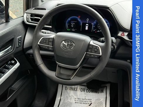 Used 2025 Toyota Sienna Limited FWD image 15
