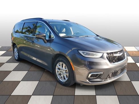 Used 2022 Chrysler Pacifica Touring-L image 3
