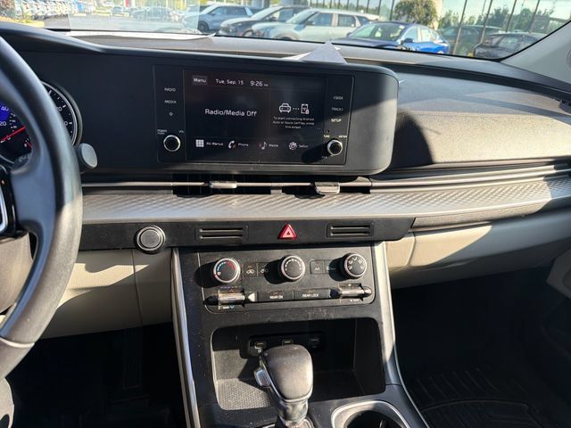 Used 2023 Kia Carnival LX FWD image 18