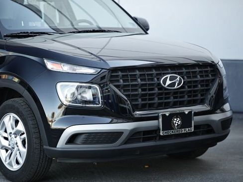 Used 2023 Hyundai Venue SE image 2