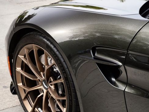 Used 2025 Aston Martin V8 Vantage Coupe RWD image 9