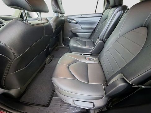 Used 2023 Toyota Highlander XLE AWD/4WD image 27