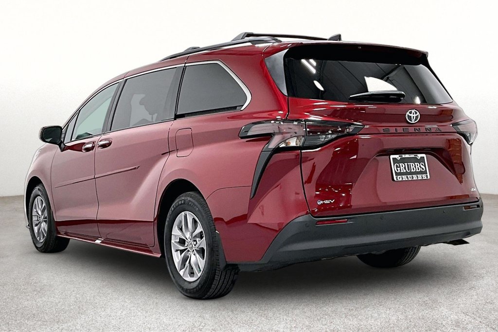 Used 2026 Toyota Sienna XLE FWD image 15