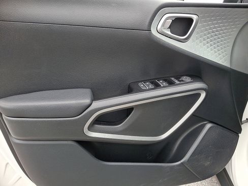 Used 2025 Kia Soul LX image 12