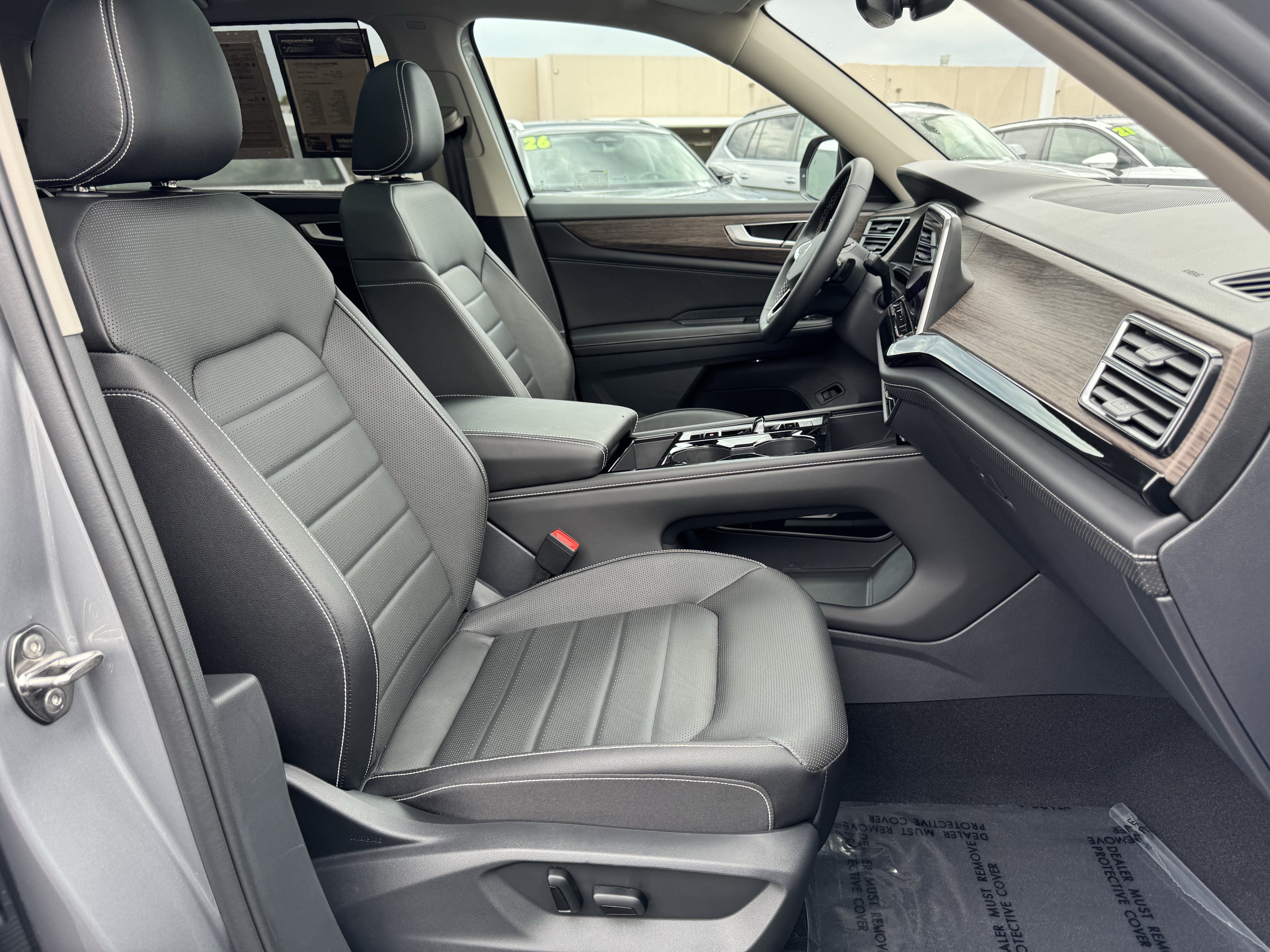 Used 2025 Volkswagen Atlas SEL AWD/4WD image 35