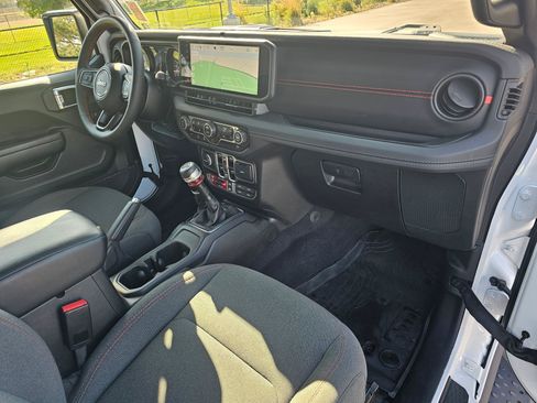 Used 2024 Jeep Wrangler Unlimited Rubicon w/ Technology Group AWD/4WD image 11