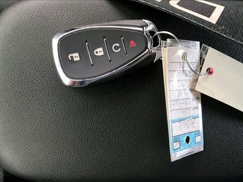 Used 2025 Chevrolet Trax RS image 36