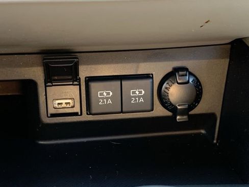 Used 2021 Toyota Highlander XLE image 27