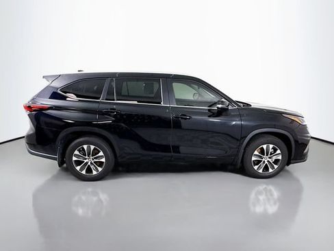 Used 2024 Toyota Highlander XLE FWD image 8