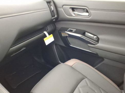 New 2026 Nissan Pathfinder Platinum image 22