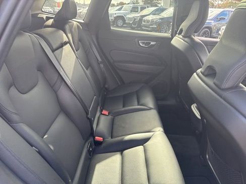 Used 2022 Volvo XC60 B5 Momentum image 16