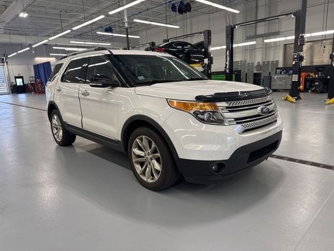Used 2015 Ford Explorer XLT w/ Equipment Group 202A image 18