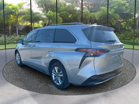 Used 2022 Toyota Sienna Limited FWD image 7