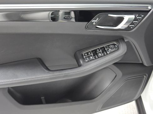 Used 2023 Porsche Macan AWD/4WD image 22
