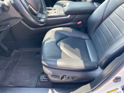Used 2022 Toyota Highlander XLE AWD/4WD image 19