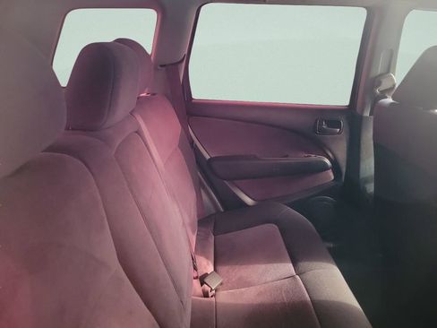 Used 2004 Mitsubishi Outlander LS image 6