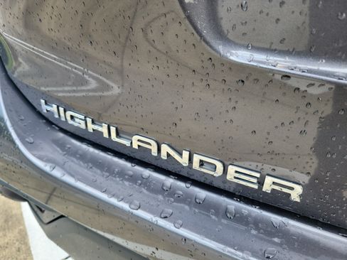 Used 2024 Toyota Highlander XLE AWD/4WD image 10