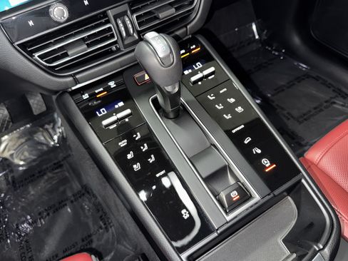 Used 2025 Porsche Macan AWD/4WD image 30